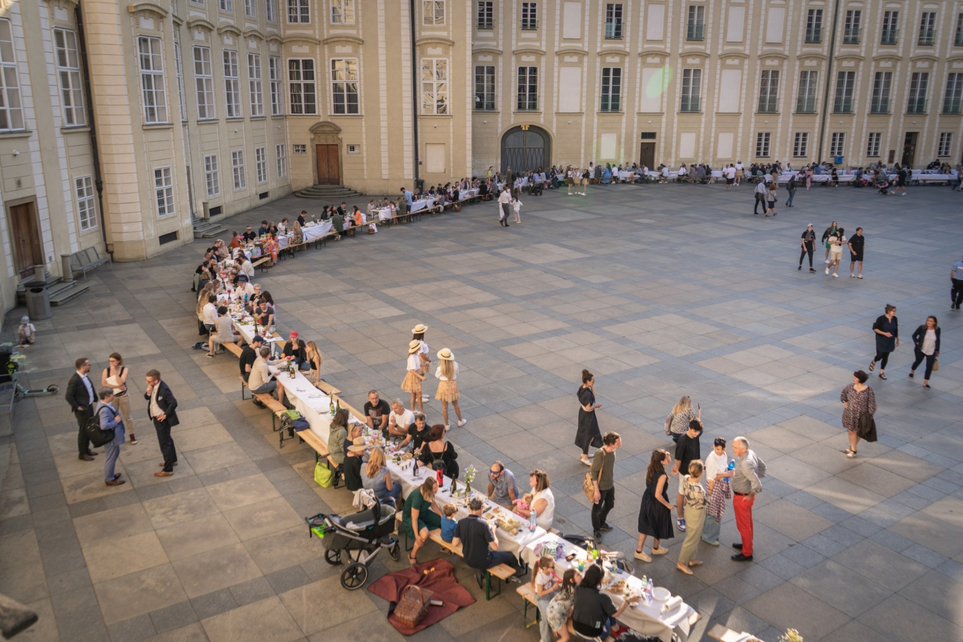 Fotografie 2 projektu Stůl kolem katedrály